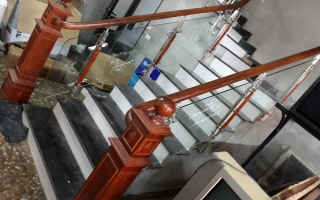 Cầu thang kính tay vịn gỗ thi công tại Bắc Ninh giá rẻ